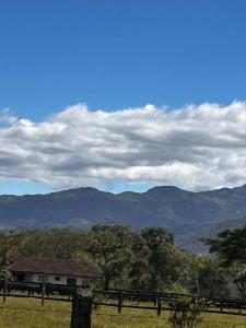 Secure Retreat Near SJO and 27, Ideal for Families