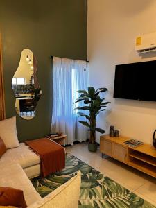 Secure Retreat Near SJO and 27, Ideal for Families