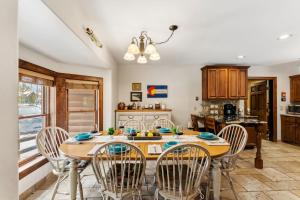 Breck Retreat - Log Cabin Large Deck Hot Tub