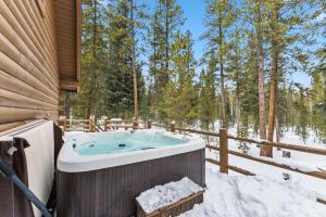 Breck Retreat - Log Cabin Large Deck Hot Tub