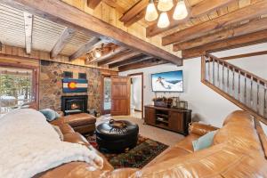 Breck Retreat - Log Cabin Large Deck Hot Tub