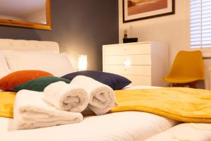 Modern 4 Bed Docklands House- ExCel 20min- London City Airport 10min- Free parking- Speed WiFi