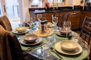 Modern 4 Bed Docklands House- ExCel 20min- London City Airport 10min- Free parking- Speed WiFi