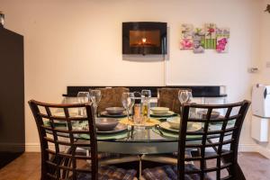 Modern 4 Bed Docklands House- ExCel 20min- London City Airport 10min- Free parking- Speed WiFi