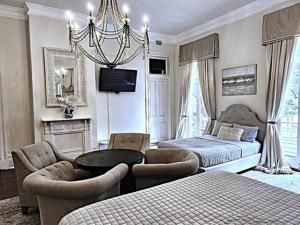 Walker Mansion on St Charles Ave - Unit 4