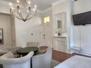 Walker Mansion on St Charles Ave - Unit 4