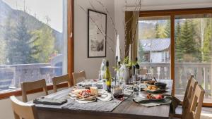 Bighorn by AvantStay Spacious Ski Cabin w Sprawling Porch Views Hot Tub