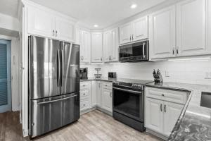 5601-305 - 2BR Oceanview Beach Access Pool