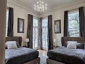 Walker Mansion on St Charles Ave - Unit 4