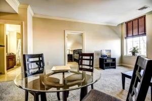 Modern 1BR • Gym • Convention Ctr • Secure Parking