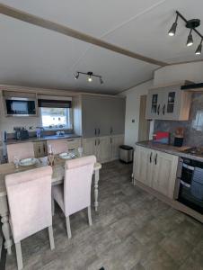 ABI Beaumont Luxury Caravan, Steps from Durdle Door