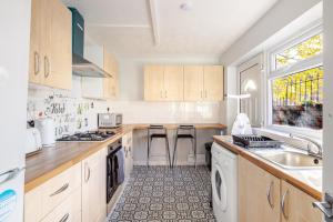 2 Bedroom House with Free Parking