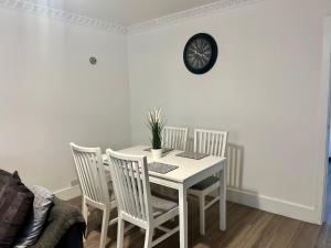 Modern 2-Bed House, Enfield- Parking, Quiet Area