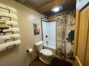 Riverfront, Authentic, Luxury Log Cabin-Bison