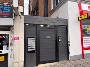 Hendon North West London 2-Bedroom Apartment, On-Site Parking in Front of Building, 3-Min Walk to Middlesex University, 10-Min Walk to Hendon Central Tube Station