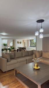 4BR 240 m² Fully Refurbished El Tesoro