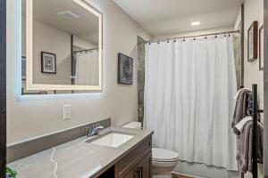 Lux Rainier Chalet With Hot tub, Sauna-Fireplace, WiFi