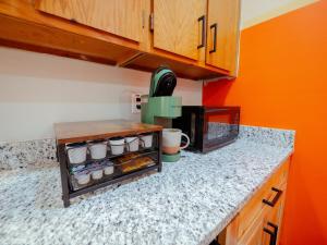 The Orange Lounge - 8 min to KU & Mass