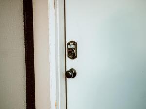 The Orange Lounge - 8 min to KU & Mass