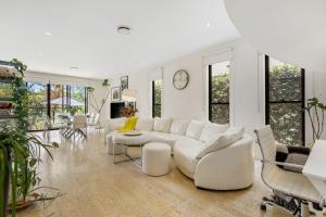 Luxury Riverside Retreat in Benowa