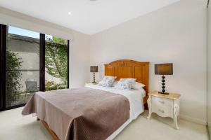 Luxury Riverside Retreat in Benowa