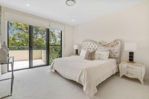 Luxury Riverside Retreat in Benowa