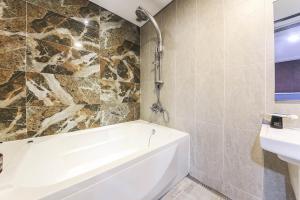 H Moment Hotel in Yangsan