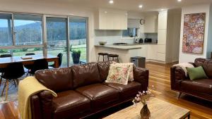 Omaroo - country house at Shallow Bay - air con - pet friendly