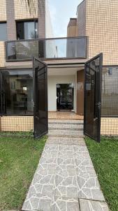 4 Suítes, 3 com Ar, Piscina com LED, Condominio Pé na Areia