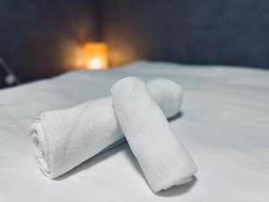 Private 2st-Floor 1LDK, Up to 4 Guests, Direct access to JR Airport, Kyocera Dome on foot, subway station right away, Shinsaibashi, Namba, USJ