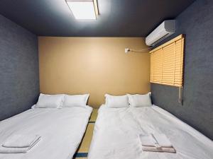 Private 2st-Floor 1LDK, Up to 4 Guests, Direct access to JR Airport, Kyocera Dome on foot, subway station right away, Shinsaibashi, Namba, USJ
