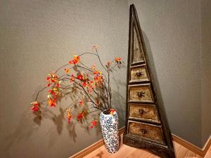 Private 2st-Floor 1LDK, Up to 4 Guests, Direct access to JR Airport, Kyocera Dome on foot, subway station right away, Shinsaibashi, Namba, USJ