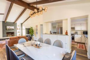 NEW! Amazing Views in Uptown | Hot Tub | Sleeps 9