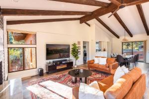 NEW! Amazing Views in Uptown | Hot Tub | Sleeps 9