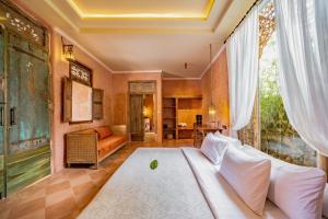 Rose Moon 3BR for Groups - 5 Min to Thomas Beach