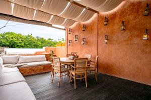 Rose Moon 3BR for Groups - 5 Min to Thomas Beach