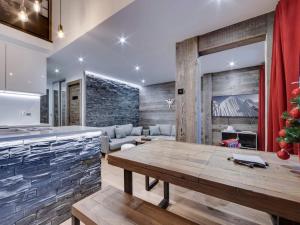 Duplex rénové avec balcon à Val dIsère, parking inclu - FR-1-862-24