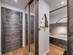 Duplex rénové avec balcon à Val dIsère, parking inclu - FR-1-862-24