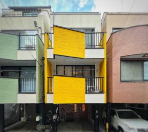 6 minutes walk from Yoyogi Station Close to Shinjuku 4-story detached house 110 square meters 3 bedrooms can accommodate up to 8 people Close to Shinjuku Takashimaya and Isetan