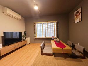 Private 2st-Floor 1LDK, Up to 4 Guests, Direct access to JR Airport, Kyocera Dome on foot, subway station right away, Shinsaibashi, Namba, USJ