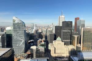 60th Floor Luxury SkySuite 3BD Lake & City Views