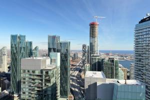 60th Floor Luxury SkySuite 3BD Lake & City Views