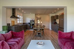 Modern Cottage With Pond Views In Touraine