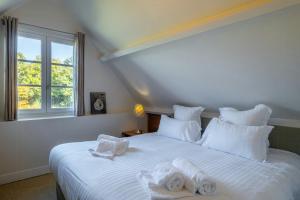 Modern Cottage With Pond Views In Touraine