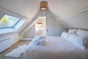 Modern Cottage With Pond Views In Touraine