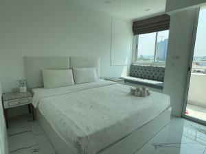 Sky Pool Apartment Hotel Near the Beach