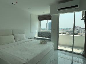 Sky Pool Apartment Hotel Near the Beach