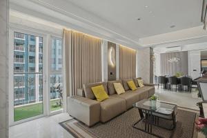 Elegant and Spacious 3BR Home near Okada, Solaire