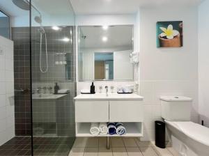 124 Top Floor Hotel-Style King Room