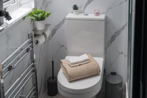 Modern Terrace, 2 Bathroom, Patio, Free Parking